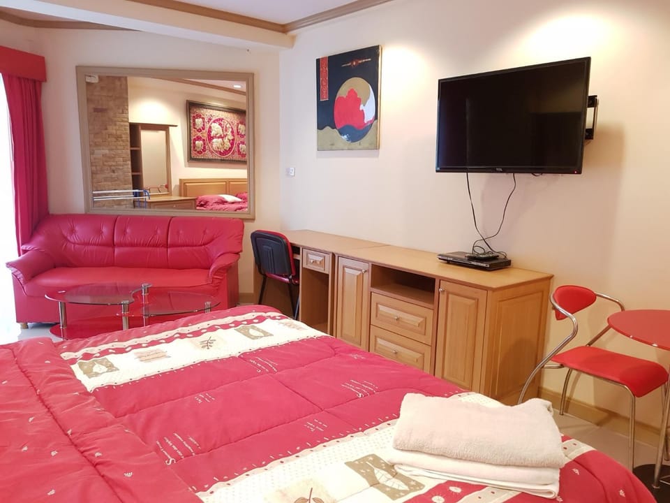 TV and multimedia, Seating area, Bedroom
