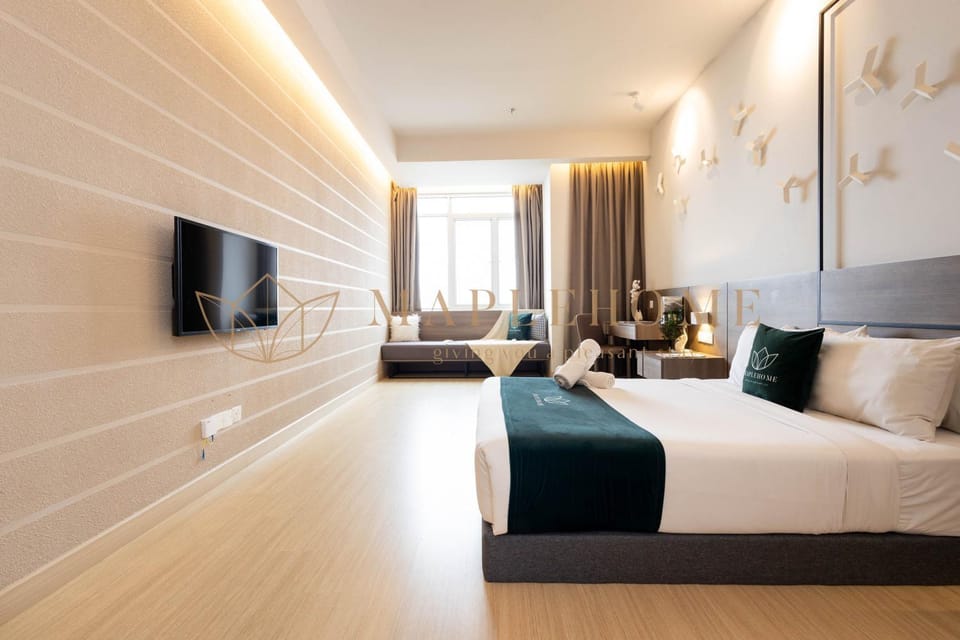 Bed, TV and multimedia, Seating area, Bedroom