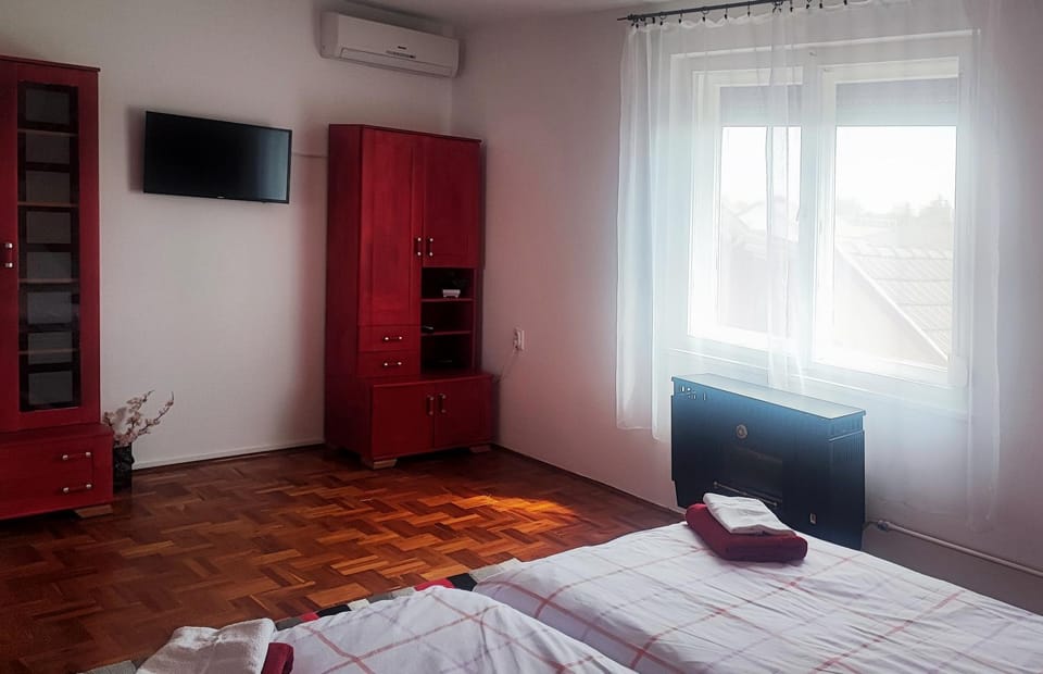 Bed, TV and multimedia, Bedroom, towels, air conditioner