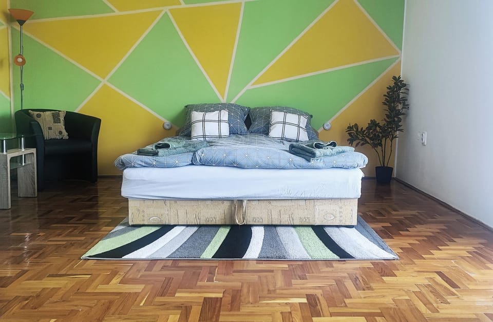 Bed, Seating area, Bedroom