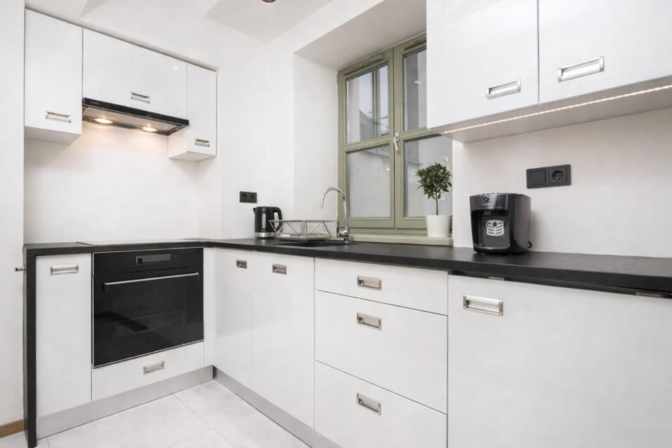 Coffee/tea facilities, Kitchen or kitchenette, dishwasher, oven, stove