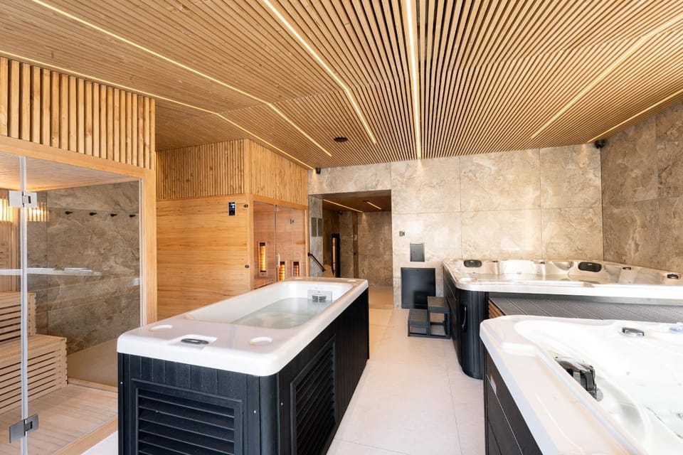 Hot Tub, Sauna