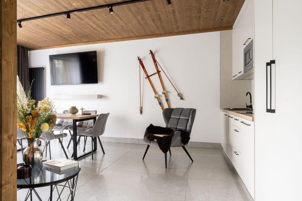 Kitchen or kitchenette, Living room, Seating area, Dining area