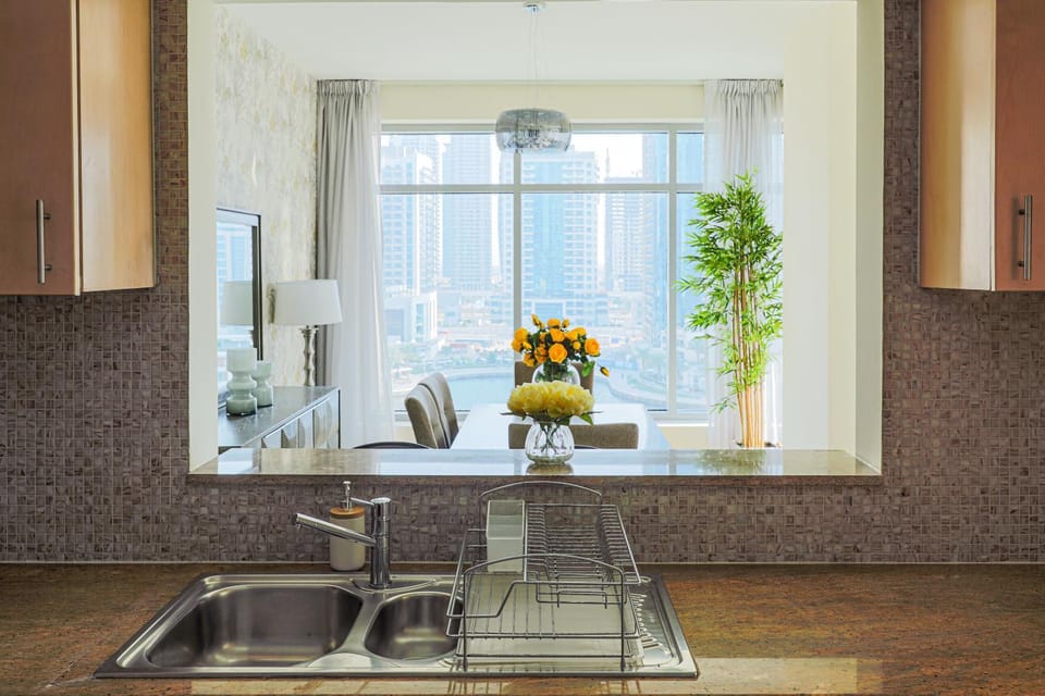 Kitchen or kitchenette, Dining area