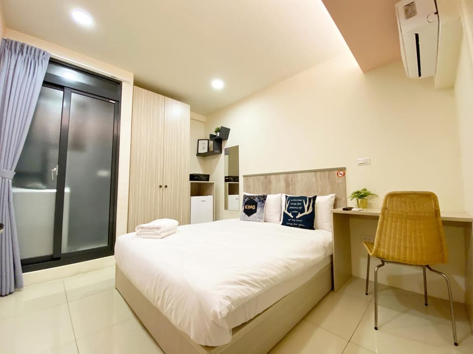 Photo of the whole room, Decorative detail, Bedroom