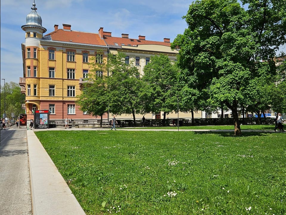 Property building, Neighbourhood, Street view, Area and facilities