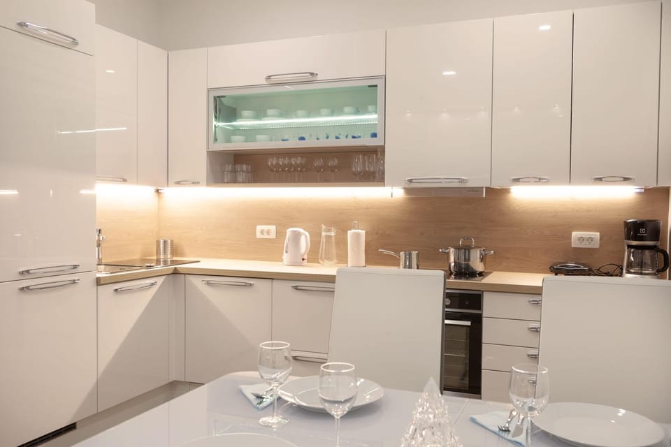 Kitchen or kitchenette, Dining area