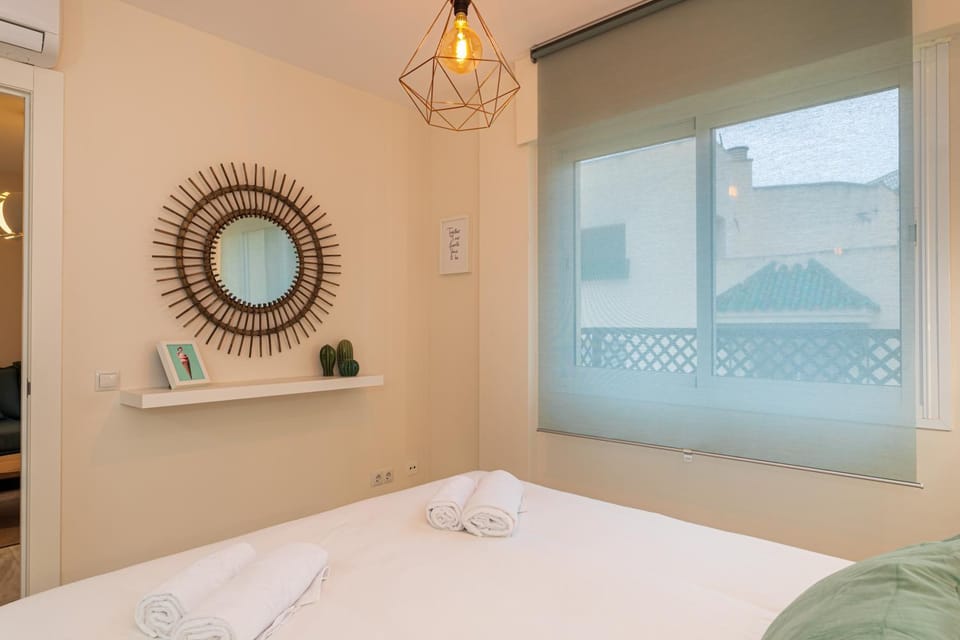 Bed, Photo of the whole room, Decorative detail, Bedroom, air conditioner