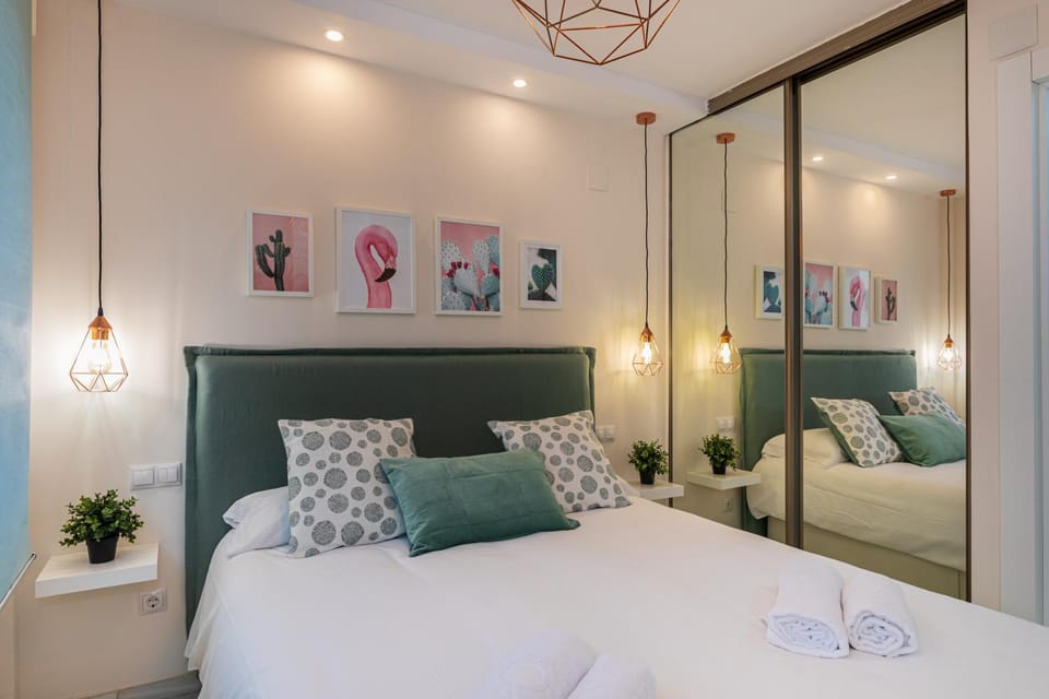 Photo of the whole room, Bedroom, wardrobe