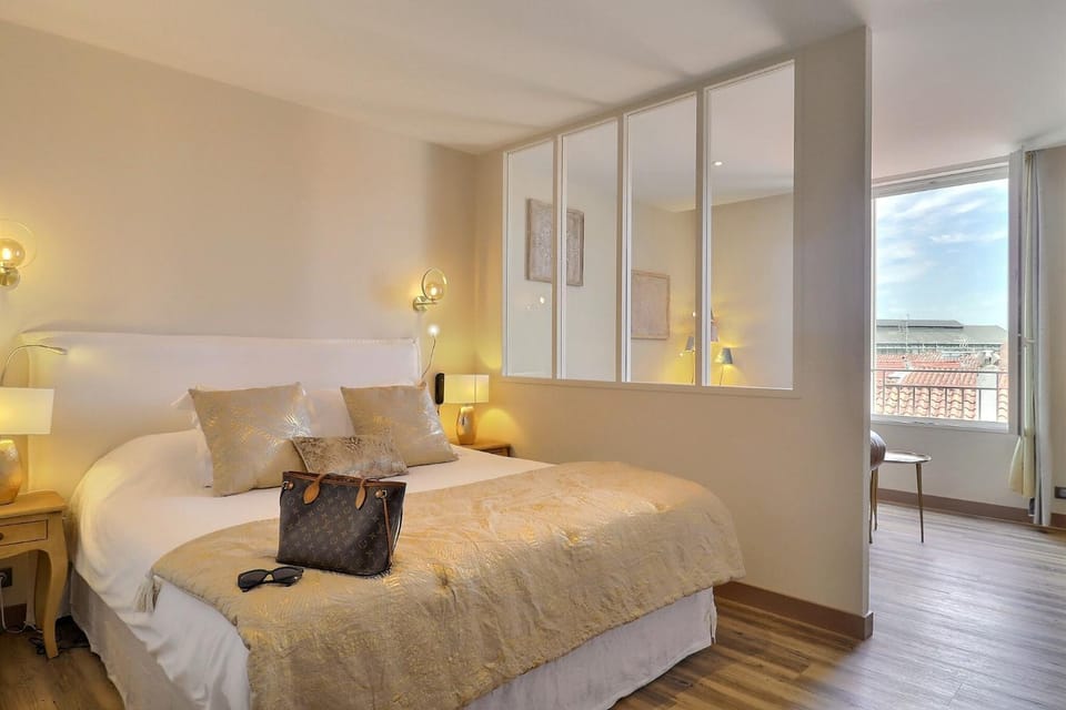 Photo of the whole room, Bedroom