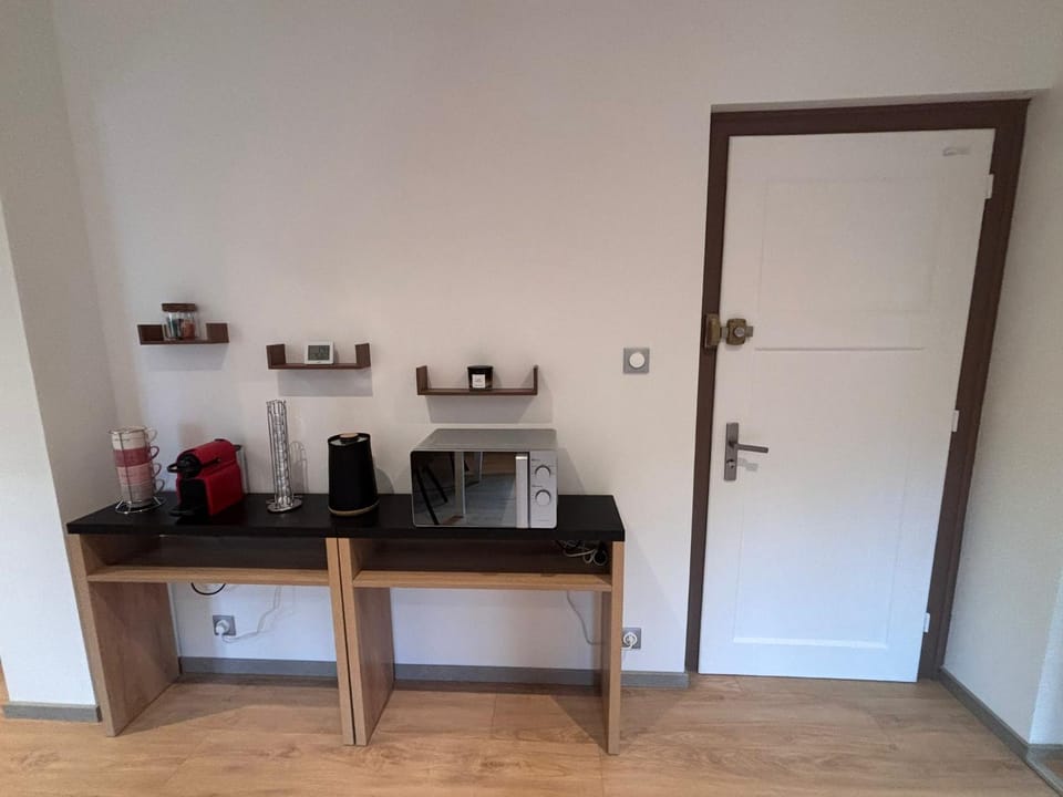 Coffee/tea facilities, microwave
