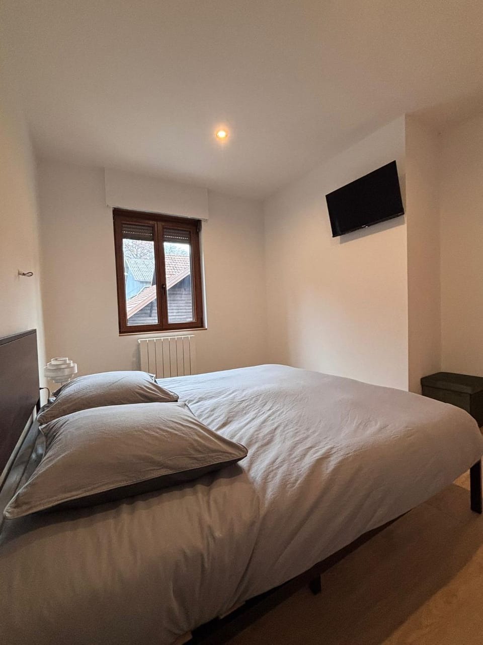 TV and multimedia, Photo of the whole room, Bedroom