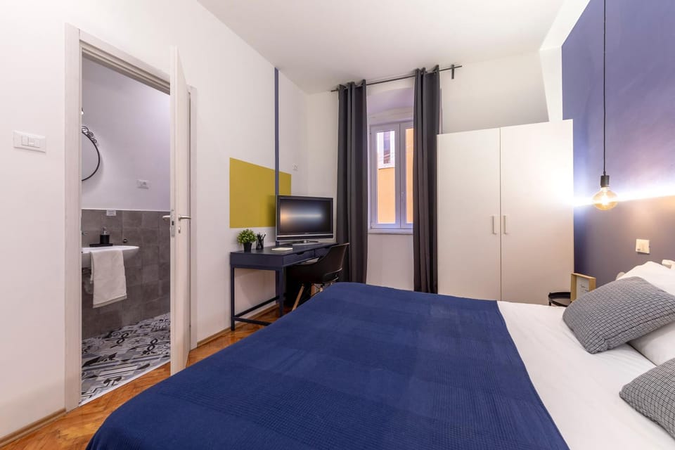 Communal lounge/ TV room, Bed, TV and multimedia, Photo of the whole room, Bedroom