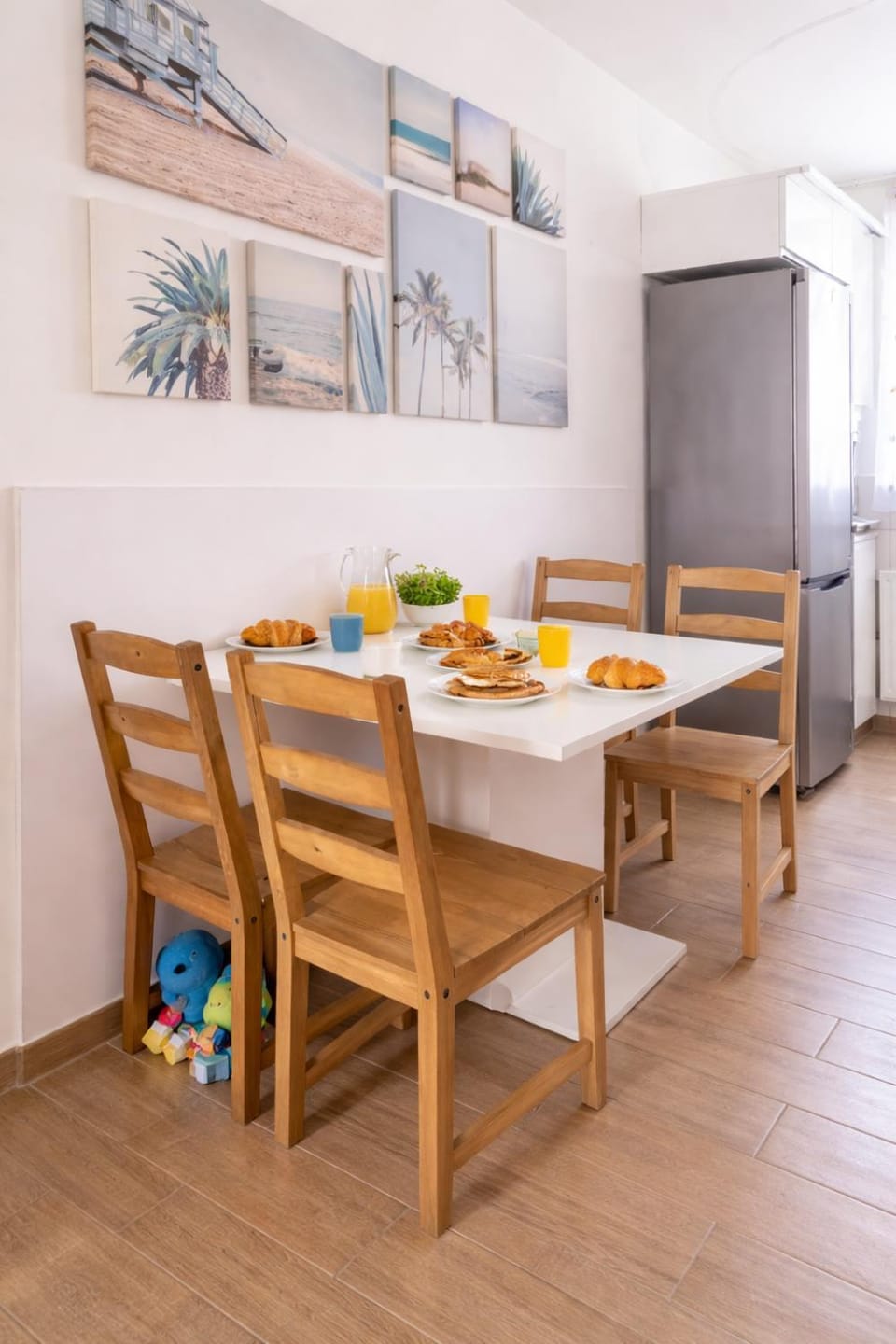 Kitchen or kitchenette, Living room, Food and drinks, Seating area, Dining area, Food, Dinner