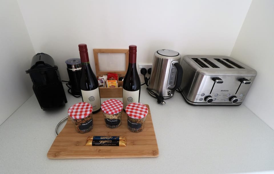 Coffee/tea facilities, Kitchen or kitchenette, Food and drinks, Breakfast, Continental breakfast, Alcoholic drinks, toaster