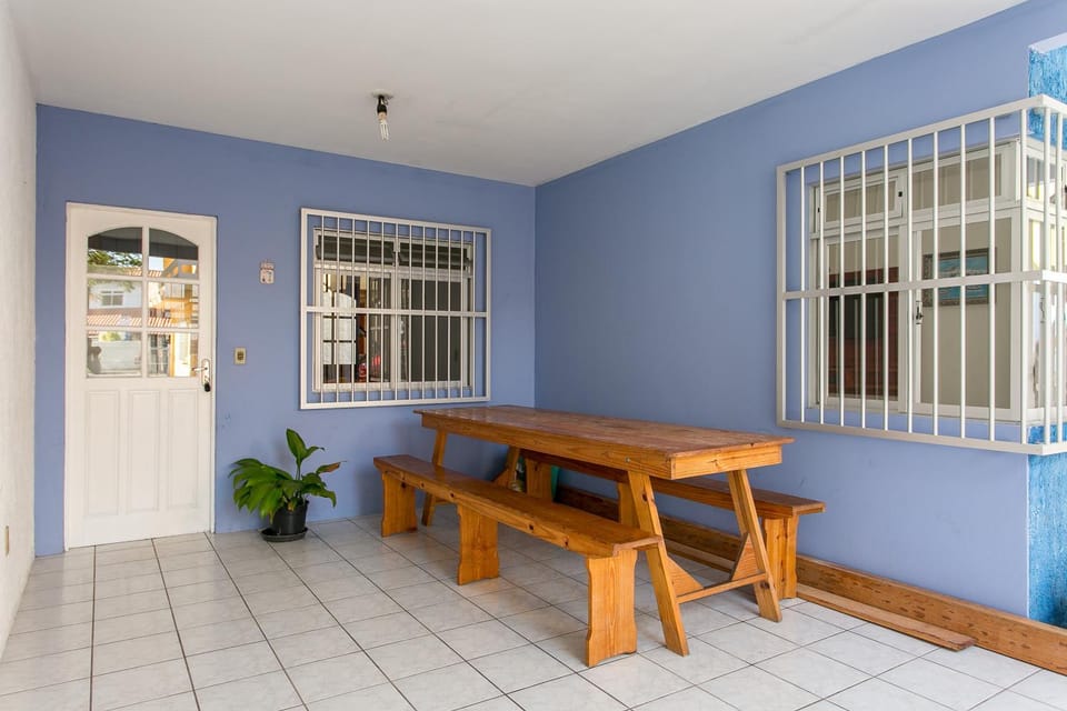 Casa 150m da praia em pátio familiar House in Florianopolis