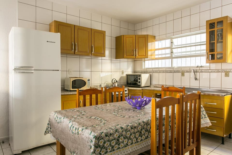 Casa 150m da praia em pátio familiar House in Florianopolis