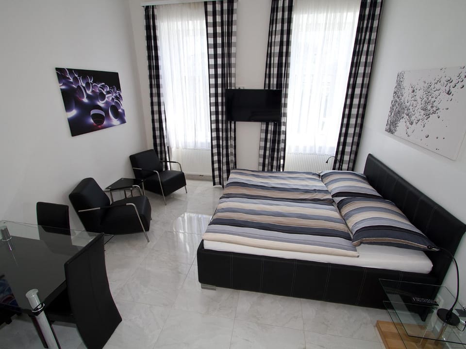 Photo of the whole room, Decorative detail