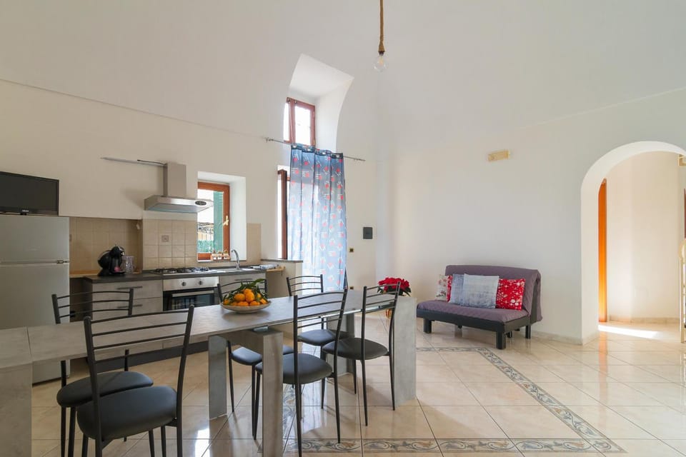 TV and multimedia, Kitchen or kitchenette, Living room, Seating area, Dining area