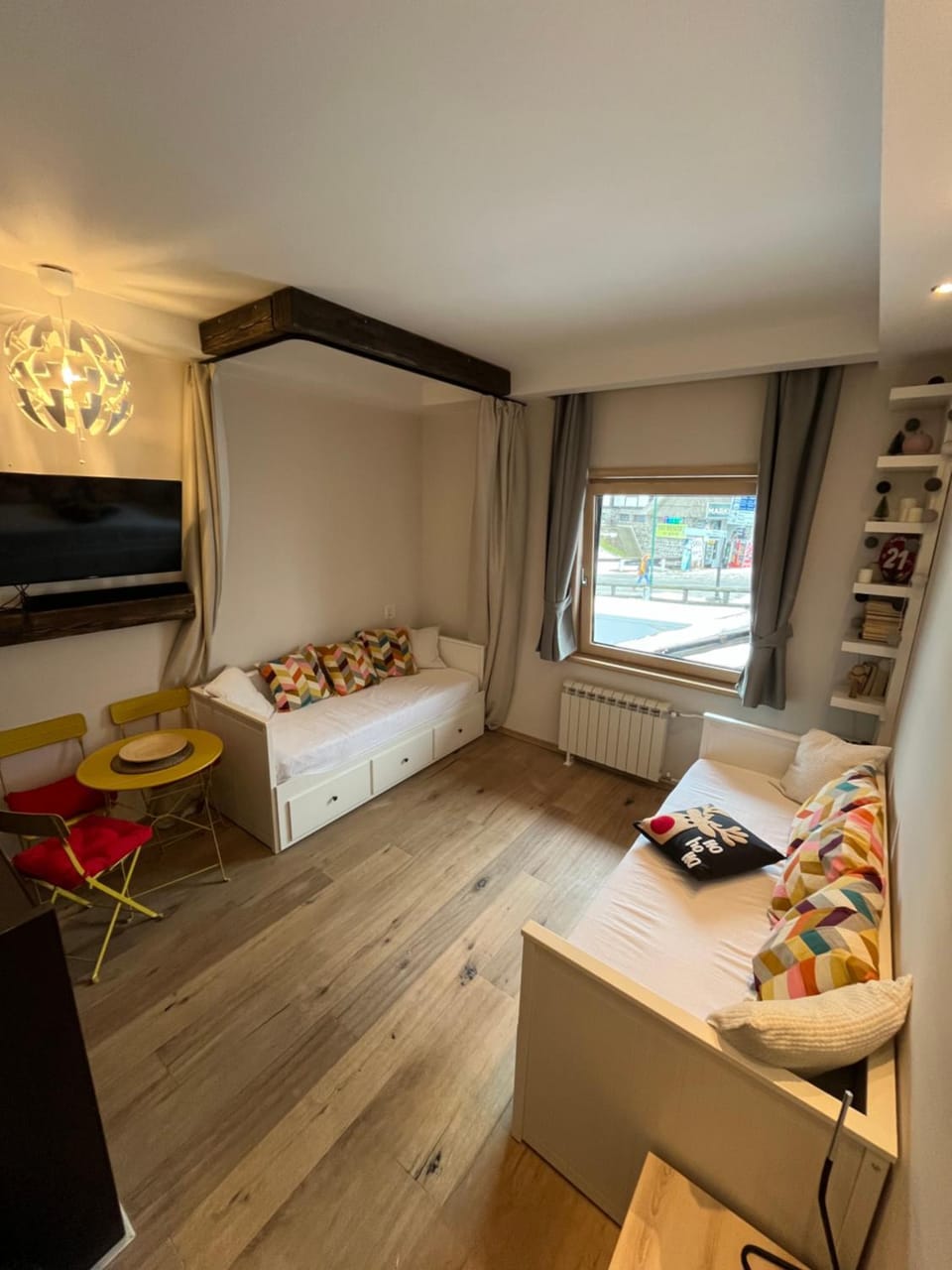 Bed, TV and multimedia, Living room, Photo of the whole room, Seating area