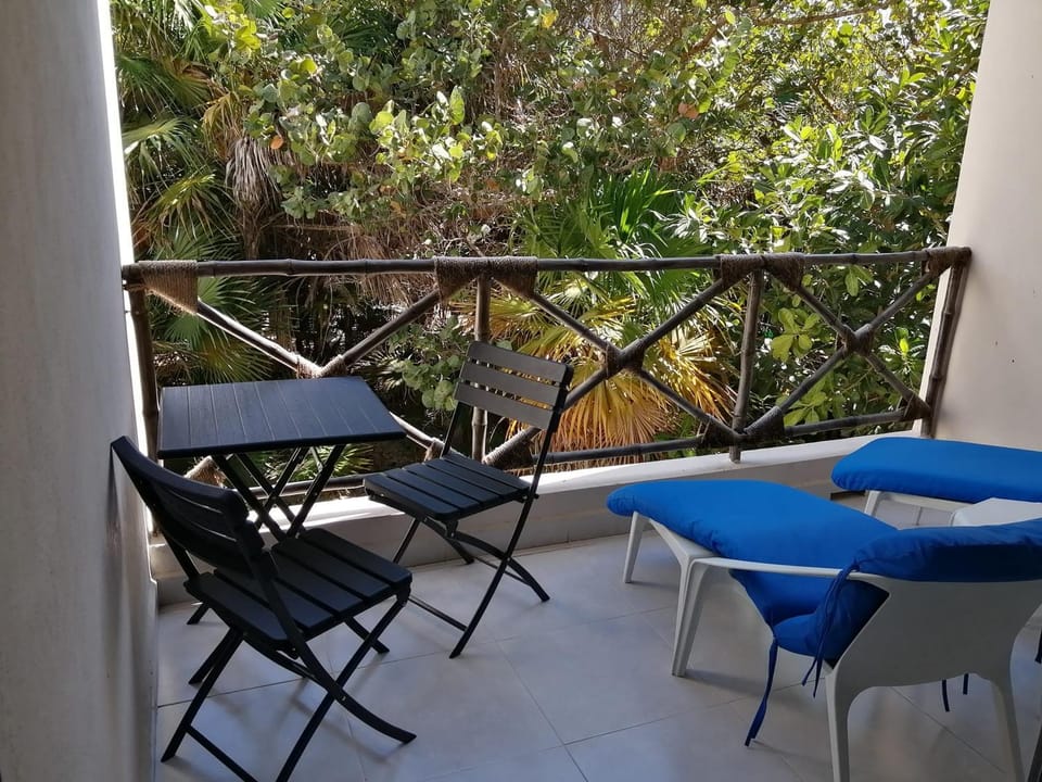 Patio, Balcony/Terrace, Living room, Seating area, Garden view
