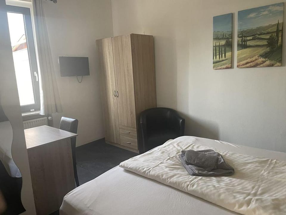 Bed, TV and multimedia, Coffee/tea facilities, Seating area, wardrobe