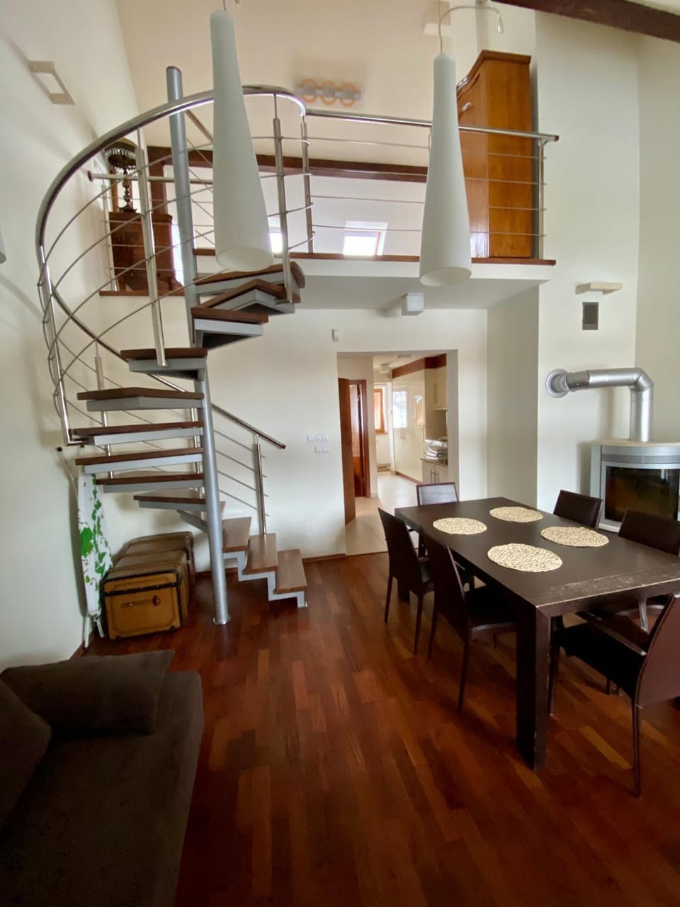 Kitchen or kitchenette, Living room, Seating area, Dining area, Family, fireplace, internet