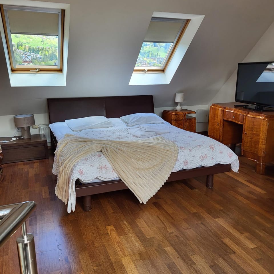 Bed, TV and multimedia, Photo of the whole room, Bedroom, towels