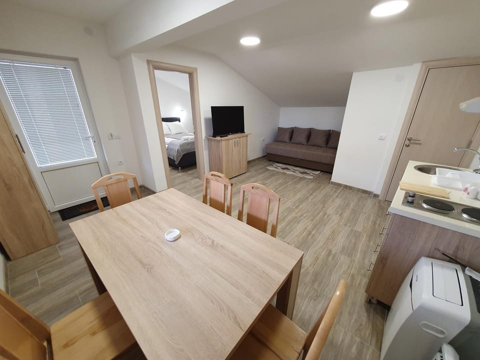TV and multimedia, Living room, Seating area, Dining area