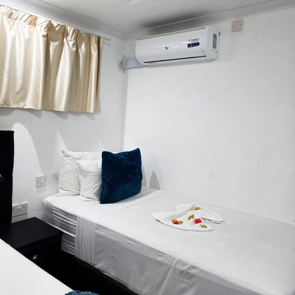 Bed, Photo of the whole room, Bedroom, air conditioner