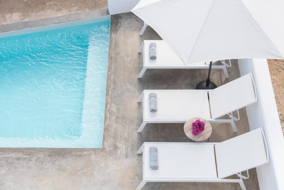 Pool view, Swimming pool, sunbed