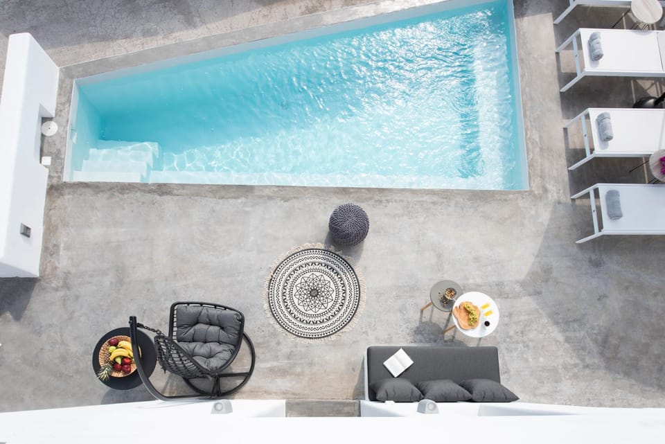 Swimming pool, sunbed
