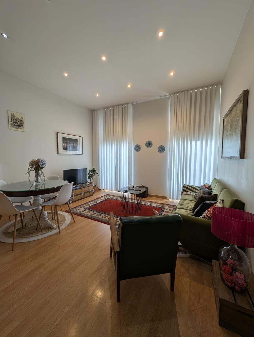 TV and multimedia, Living room, Seating area, Dining area