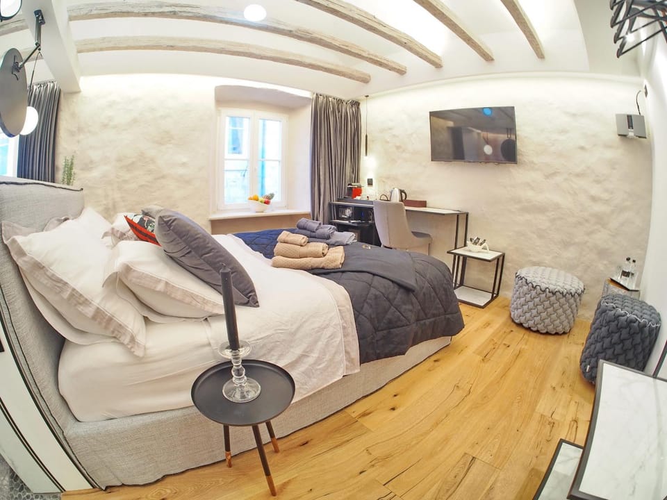 TV and multimedia, Living room, Photo of the whole room, Seating area, Bedroom