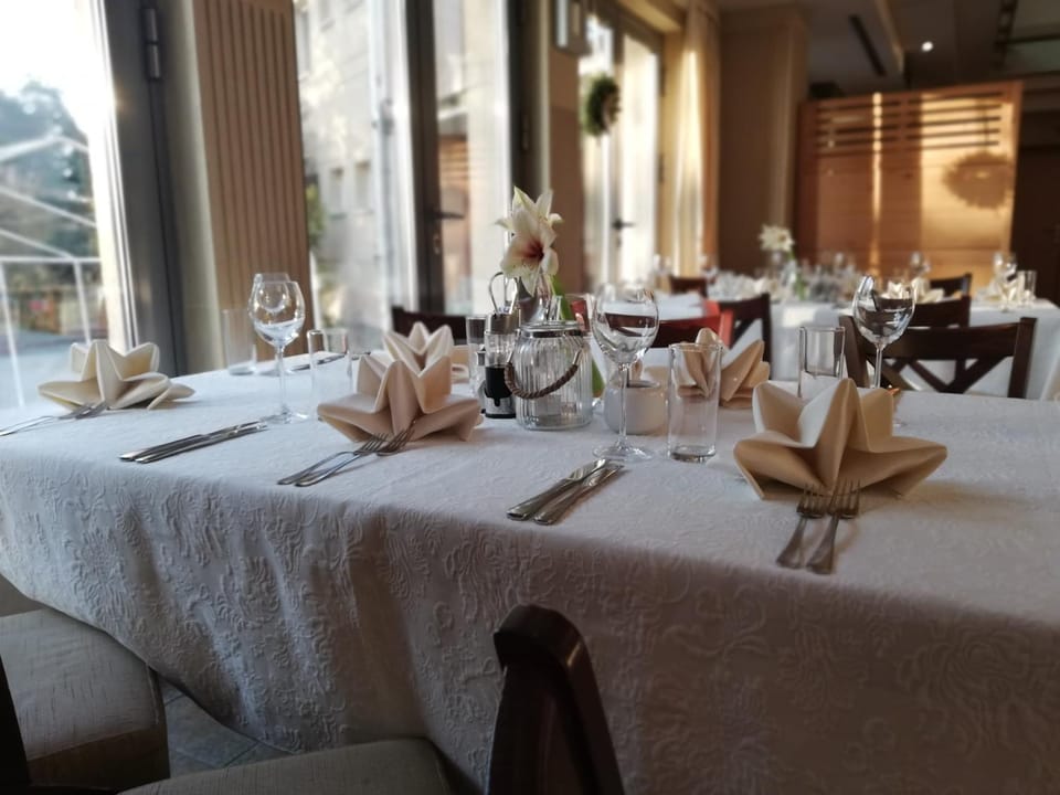 Restaurant/places to eat, Restaurant/places to eat, Banquet/Function facilities