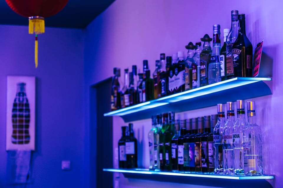 Lounge or bar, Drinks, Alcoholic drinks