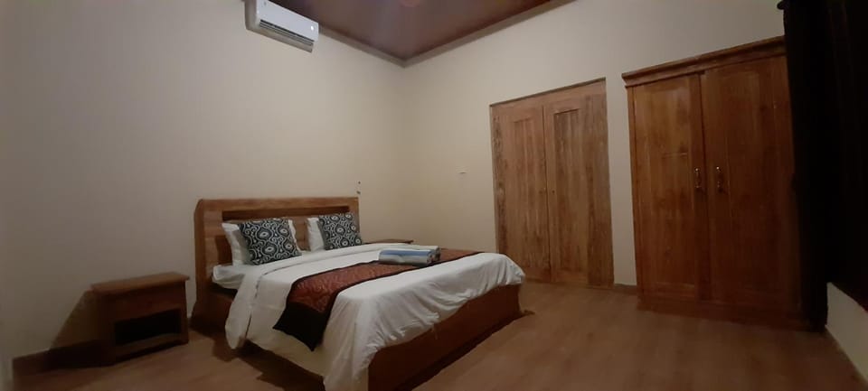 Bedroom, wardrobe, air conditioner