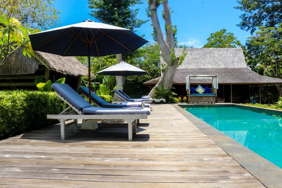 Swimming pool, sunbed