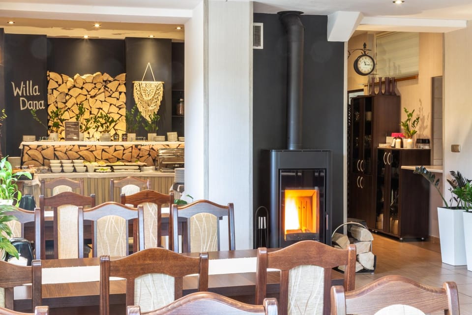 Property building, Restaurant/places to eat, Breakfast