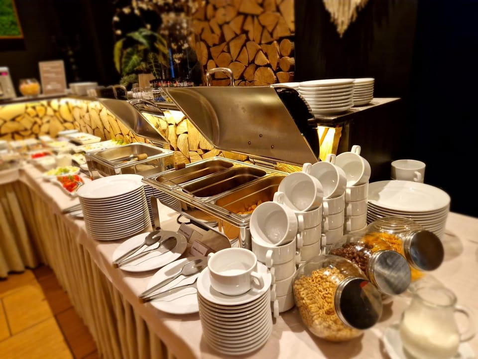 Property building, Restaurant/places to eat, Breakfast