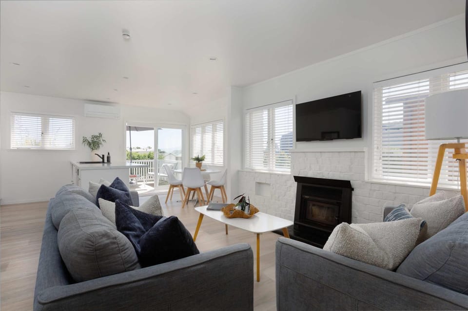 Awesome Beach House on Oceanview Road Apartment in Bay Of Plenty