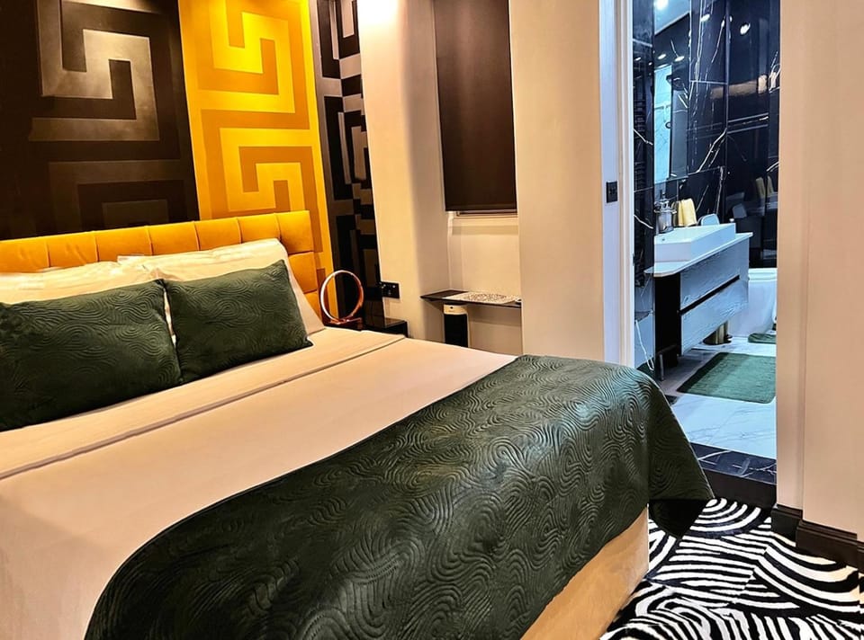 Bed, Bathroom, TV and multimedia, Bedroom