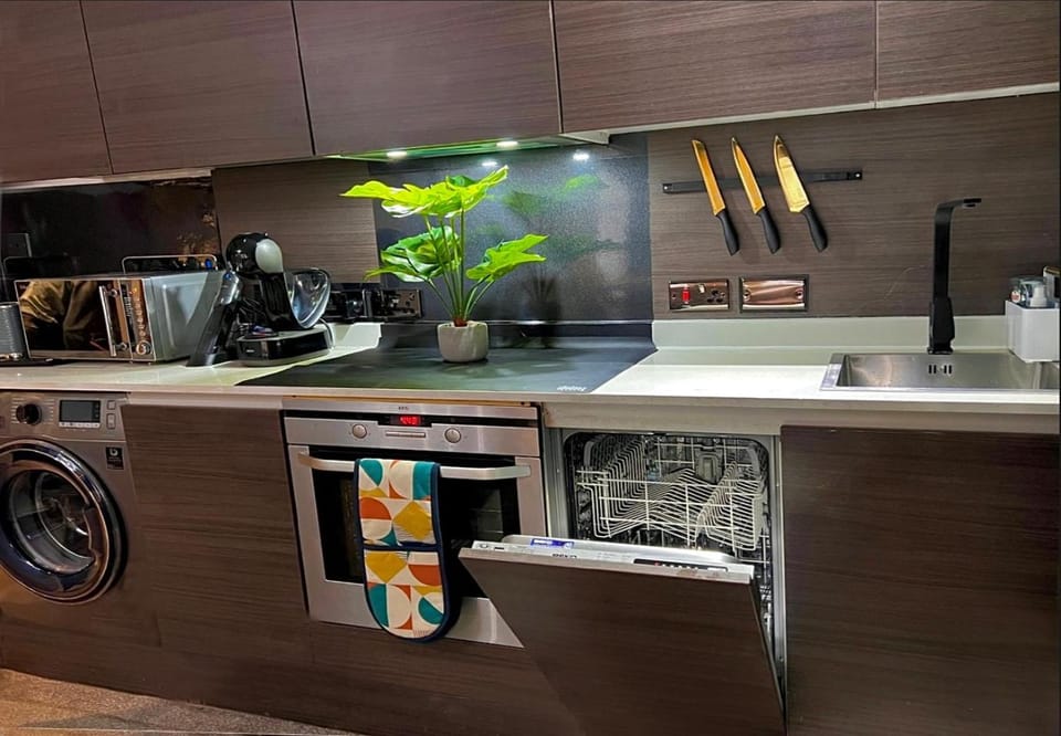 Coffee/tea facilities, Kitchen or kitchenette, dishwasher, microwave, minibar, oven, stove, toaster, washing machine