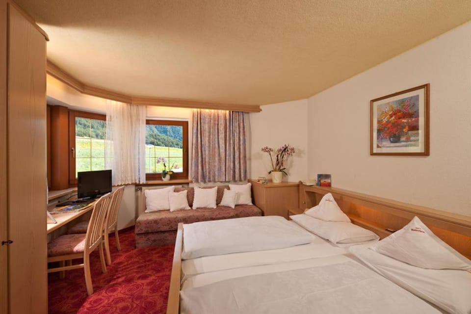 Shower, Bed, Balcony/Terrace, Photo of the whole room, Bedroom