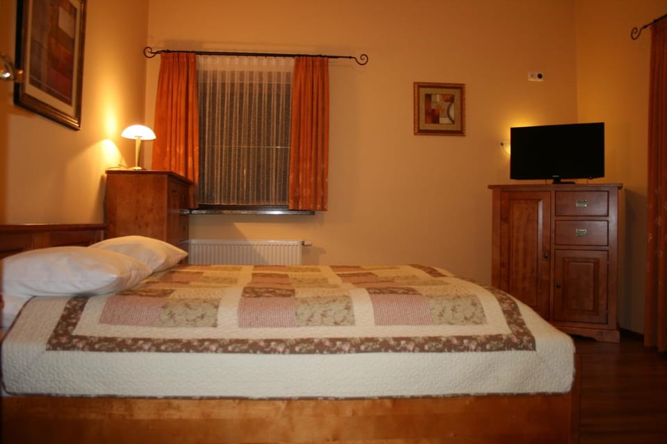 Bed, TV and multimedia, Photo of the whole room, Seating area