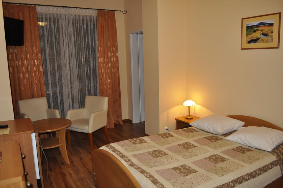 Bed, TV and multimedia, Photo of the whole room, Seating area