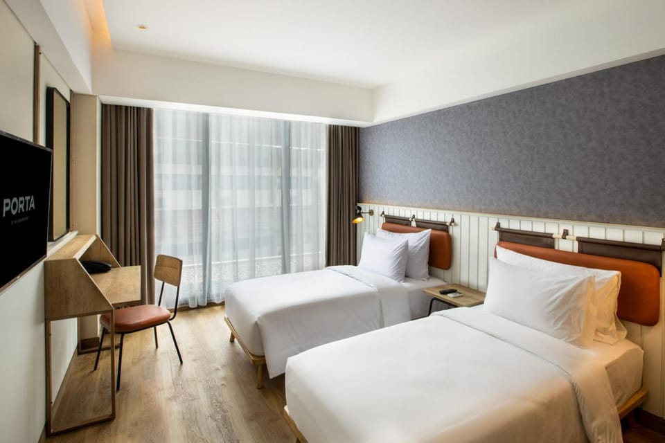 Bed, TV and multimedia, Bedroom