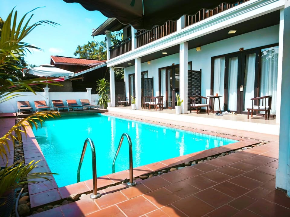Pool view, Swimming pool, sunbed