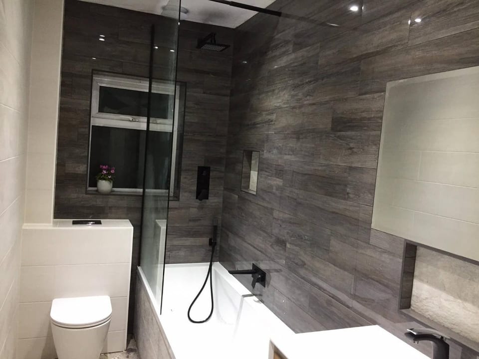 Shower, Toilet, Hot Tub, Bathroom