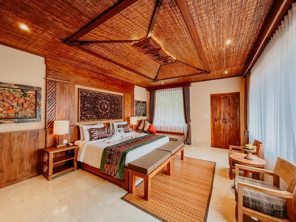 Bed, Living room, Photo of the whole room, Seating area, Bedroom